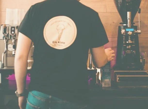 An der Espressomaschine in der Eis Kiste Beethovenstraße