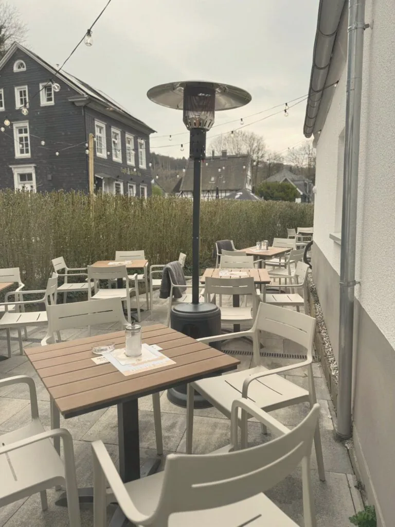 Terrasse der Eis Kiste in Solingen-Burg